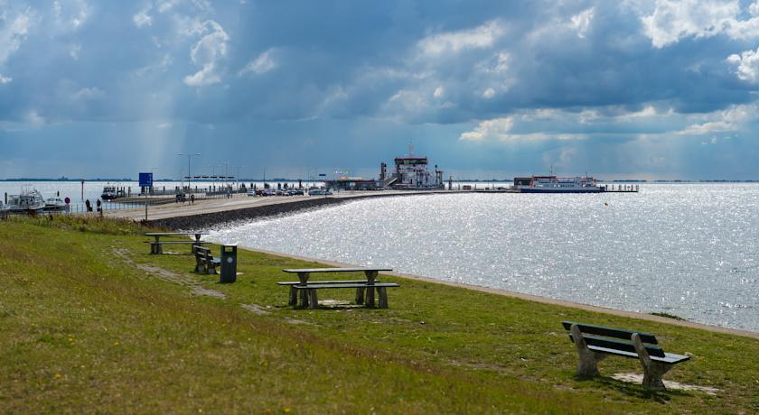 Helios, Met Zonnig Terras, Eigen Keuken, Verwarmd Binnen-Zwembad, Nabij Dorp, Duinen, Strand En Vuurtoren Hollum  Exteriör bild
