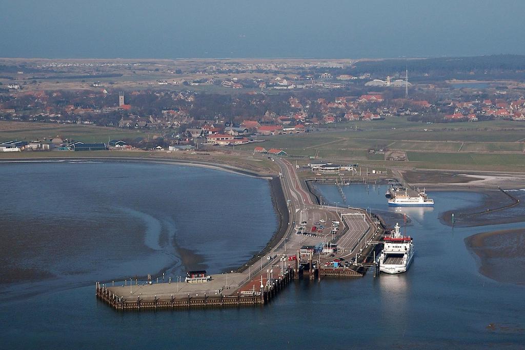Helios, Met Zonnig Terras, Eigen Keuken, Verwarmd Binnen-Zwembad, Nabij Dorp, Duinen, Strand En Vuurtoren Hollum  Rum bild